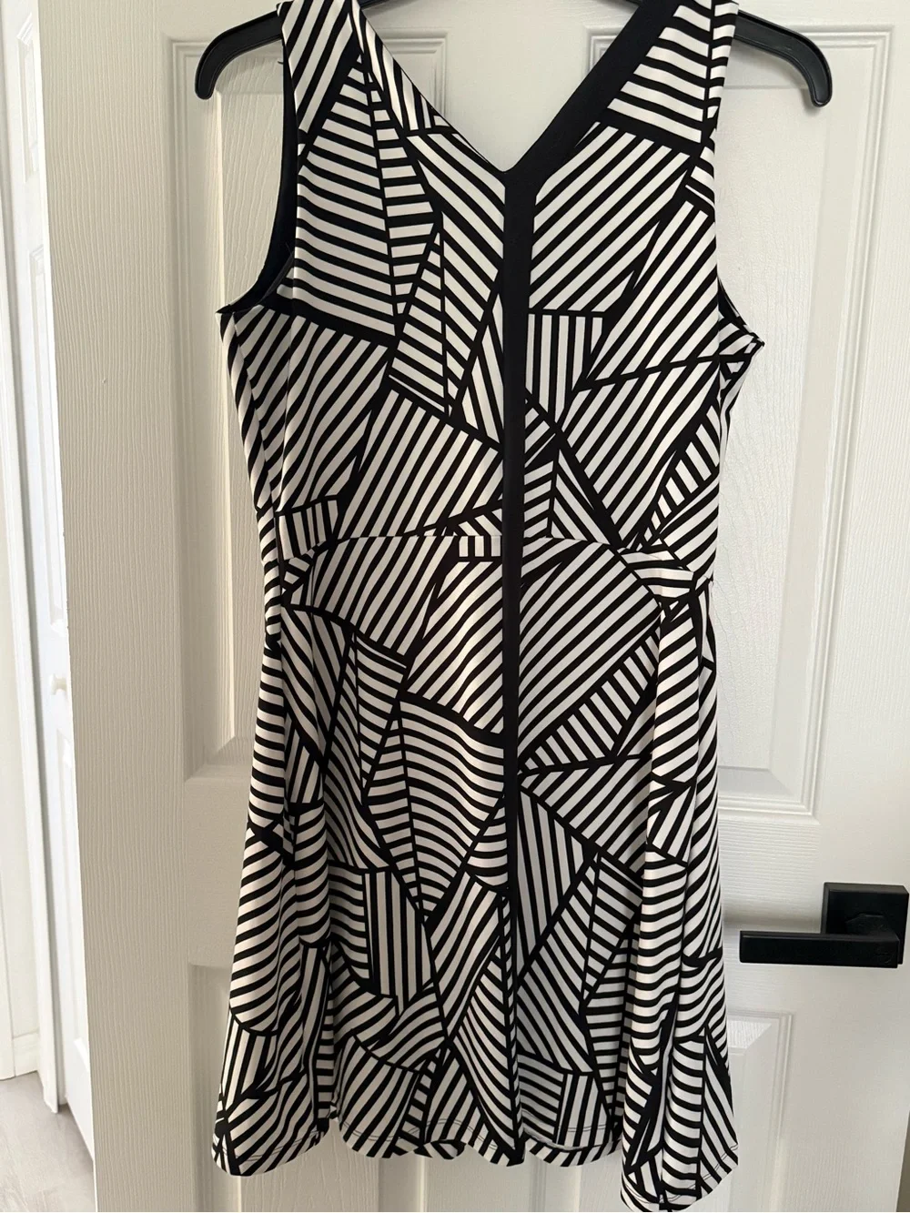 Title Nine Dream Dress - Black & White Geometric V-Neck - Size L - Picture 2 of 8
